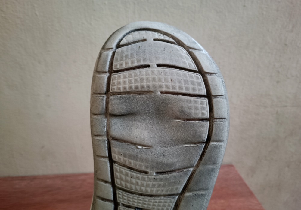 Condition of the outsole of fake Crocs after one week of regular use. 